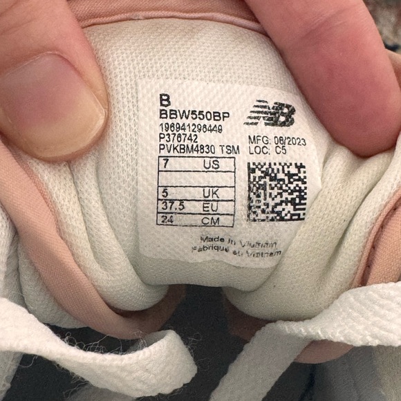 🆕 New Balance 550 Women's White and Light Pink Sneakers, US 7 / EU 37.5 - Picture 15 of 16